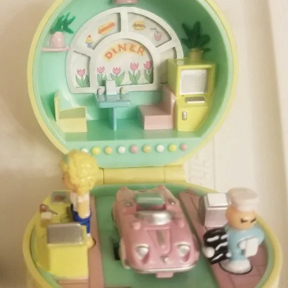 ALL pieces included!! - 1991 Polly Pocket diner case- Final price! - Picture 4 of 9